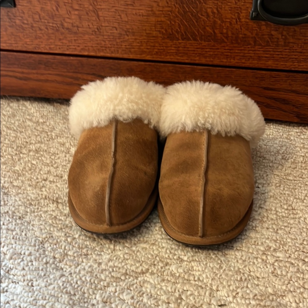 UGG Women's Tan Sheepskin Size 9 Slippers - Picture 3 of 8